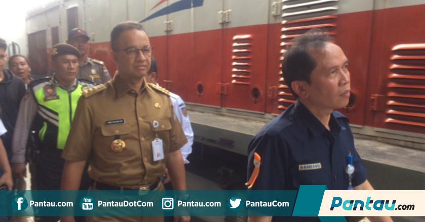 Minggu Berpakaian Dinas, Anies Baswedan Cek Mudik di Stasiun Pasar Senen