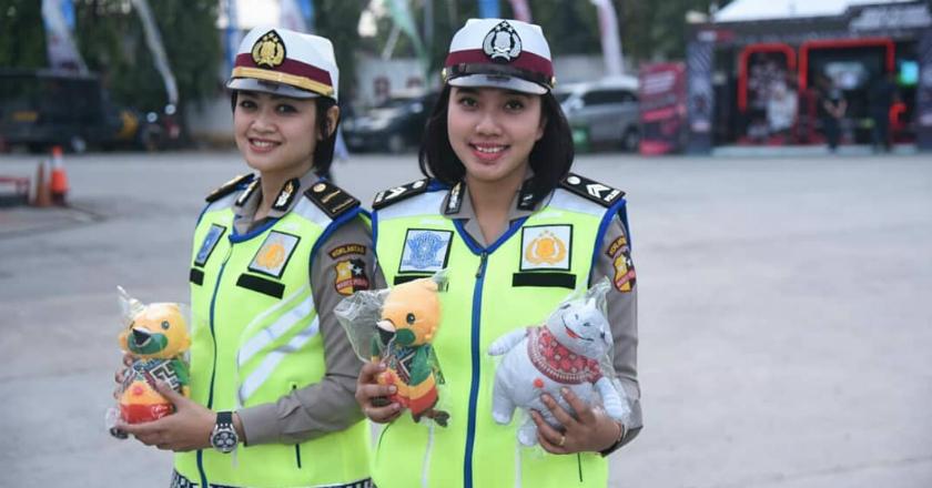 Parkir Pasar Takjil Semrawut, Polwan Depok Turun Patroli Tertibkan Lalu Lintas