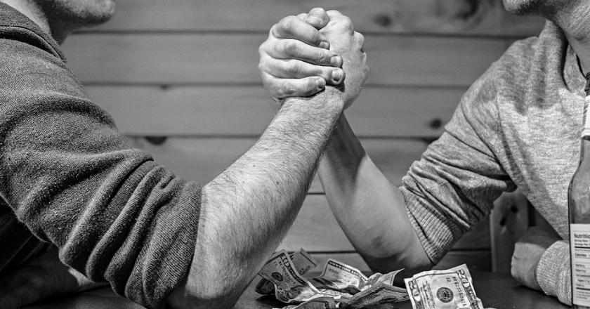 Menguak Perang Bisnis Saudara yang Ciptakan Brand Mendunia