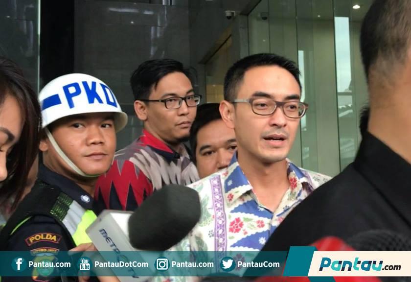 KPK 'Tunda' Pasangkan Rompi Oranye pada Zumi Zola