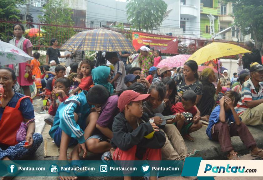 Cerita Pengais Rezeki di Pelataran Vihara Petak Sembilan