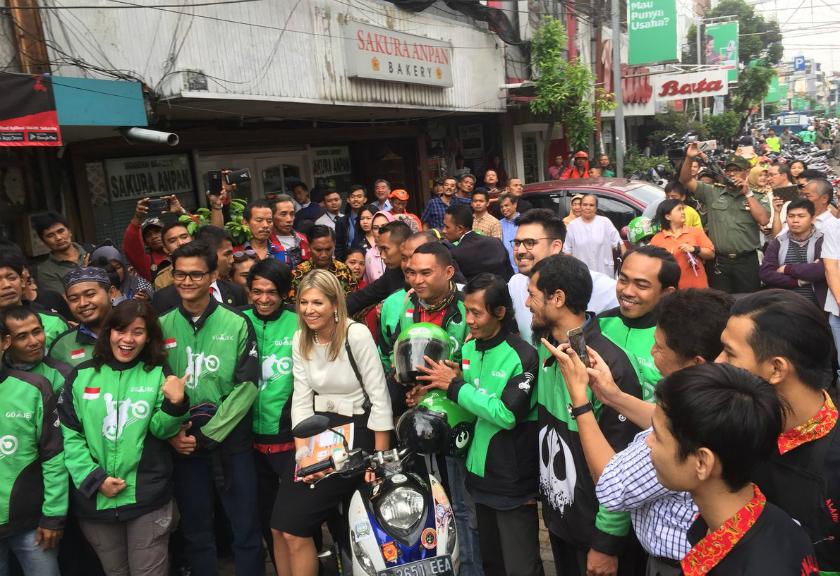 Sambangi Indonesia, Ratu Belanda Foto Bareng Driver Ojek Online