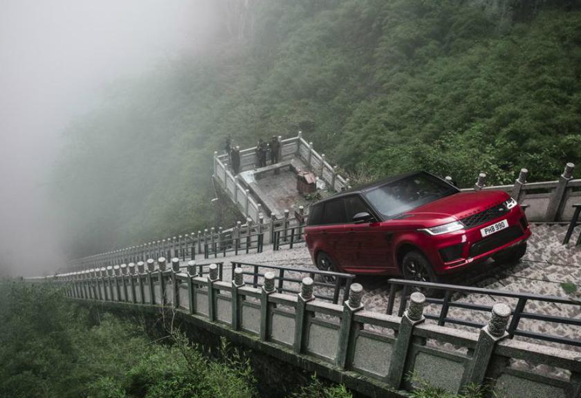 Aksi Gila Range Rover Tanjak 999 Anak Tangga dengan Kemiringan 45 Derajat