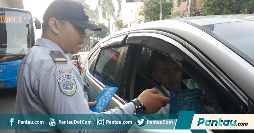 Hari Pertama Uji Coba Perluasan Ganjil Genap, Petugas Gencarkan Sosialisasi