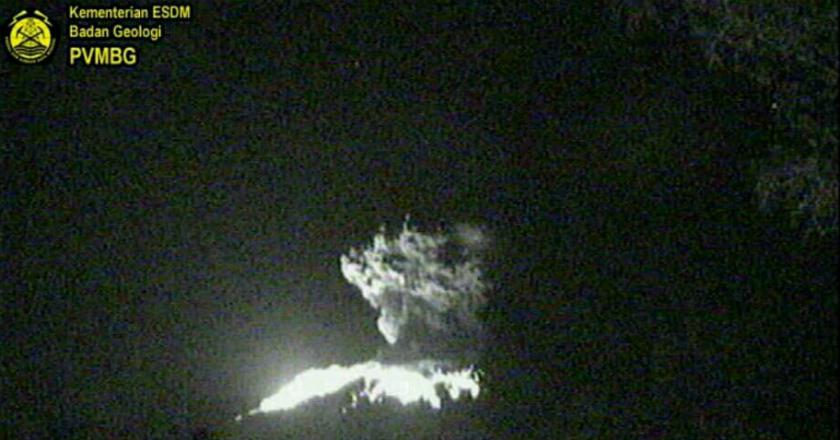 Gunung Agung Kembali Erupsi, Kolom Abu Capai 2 Ribu Meter