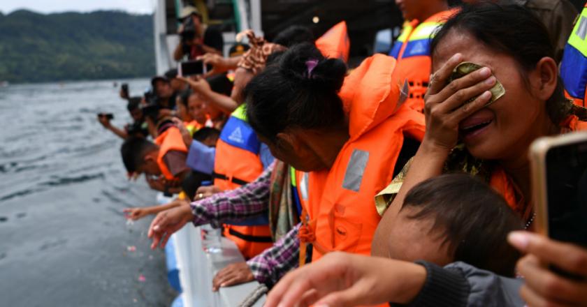 Tabur Bunga, Tangis Keluarga Korban KM Sinar Bangun Pecah di Danau Toba