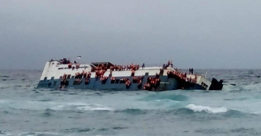 Pantau Foto: KM Lestari Maju Tenggelam, Mobil Hanyut ke Laut