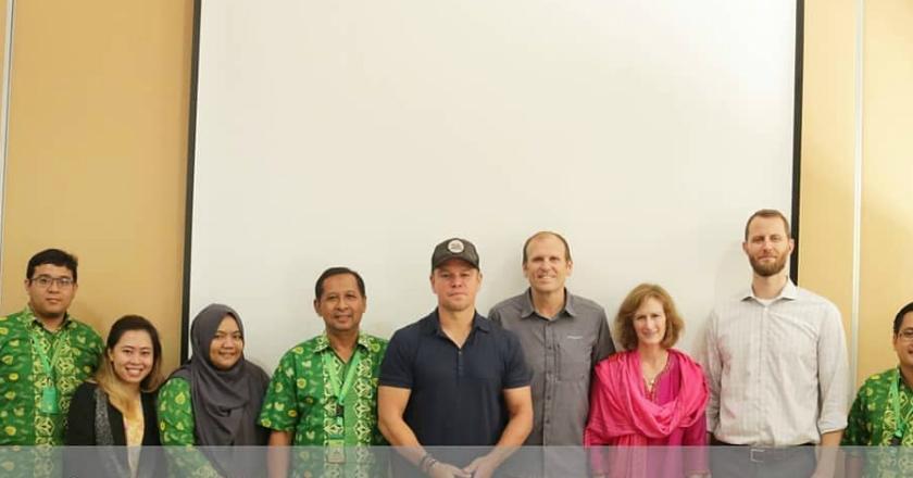 Diam-diam Matt Damon Kunjungi Sebuah Koperasi di Tanjung Barat