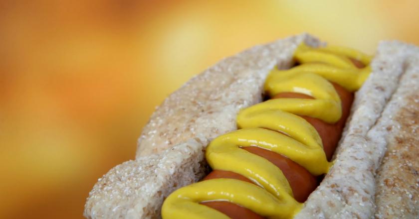 Pria AS Catat Rekor Baru, Habiskan 74 Hotdog dalam 10 Menit