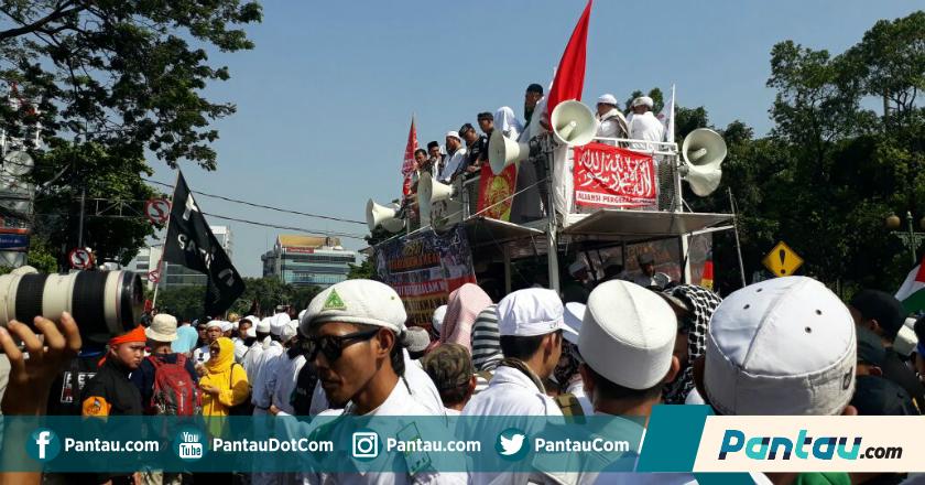 Massa 67 Lantunkan Azan dan Indonesia Raya di Depan Bareskrim