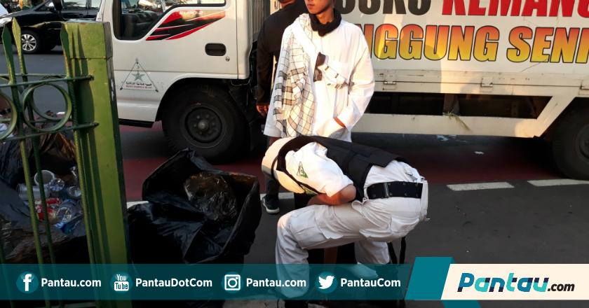 Peserta Aksi 67 Bersihkan Sampah Usai Demo