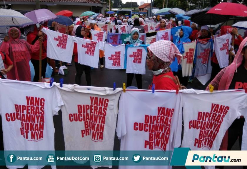 Aksi Cuci Baju 'Berjamaah' Tuntut UU PRT Disahkan