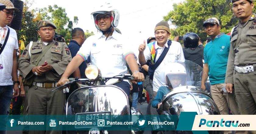 Anies-Sandi Hadiri Jakarnaval 2018 dengan Vespa Kece