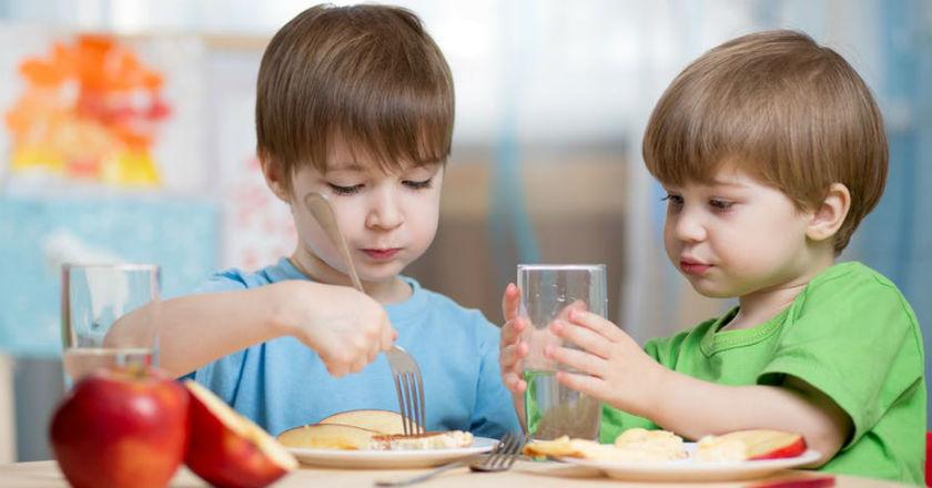 Tanpa Disadari, 5 Makanan Berbahaya Ini Sering Kita Berikan ke Anak-anak