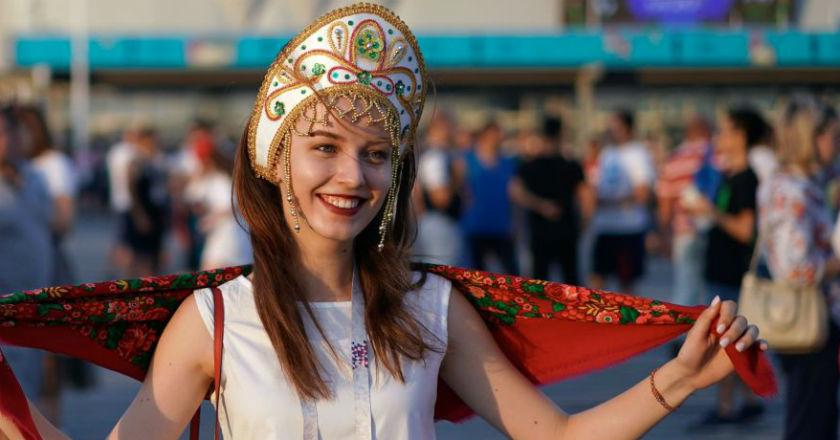 Selain Menikmati Sepakbola, Ternyata Kostum Tradisional Rusia Ini Laris Manis