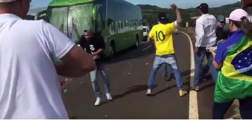 Saat Lemparan Batu Sambut Kedatangan Neymar Cs