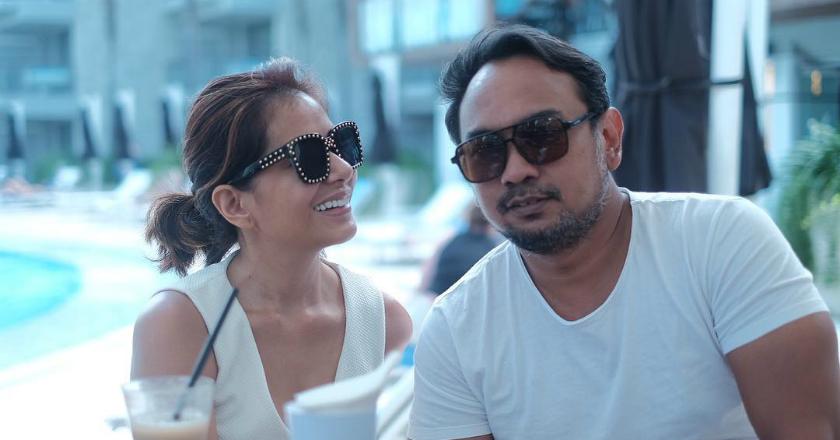 Kocak! Gaya Bebi Romeo Saat Jadi Tukang Catok Rambut Istrinya