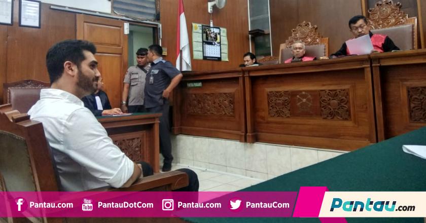 Hukuman Lebih Ringan, Fachri Albar Lega dan Rangkul Istri