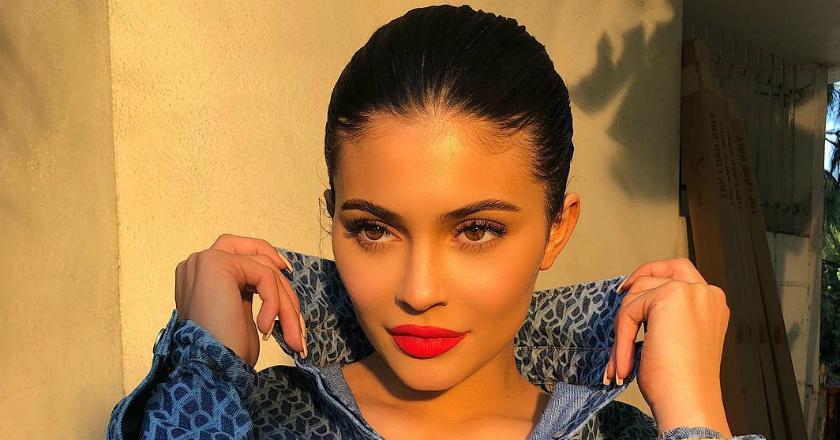 Lepas Filler Bibir, Begini Penampilan Baru Kylie Jenner