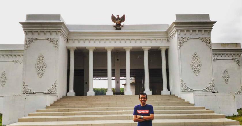 Kreatif! Kantor Desa Ini Mirip Istana Merdeka
