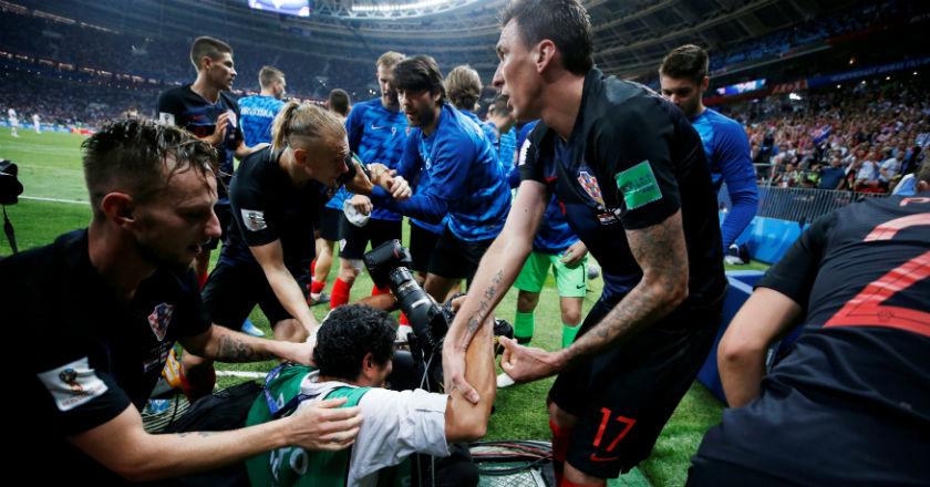 Gokil! Seorang Fotografer Jadi Bagian dari Perayaan Gol Kemenangan Kroasia