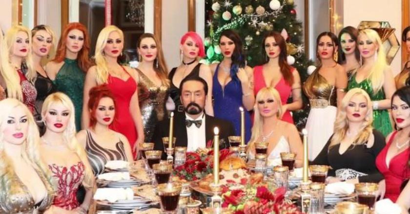 Intip Yuk 'Anak Kucing' Seksi Penceramah Kontroversial Harun Yahya