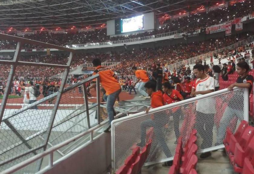 Ujung Cerita Piala Presiden, GBK 'Babak Belur'