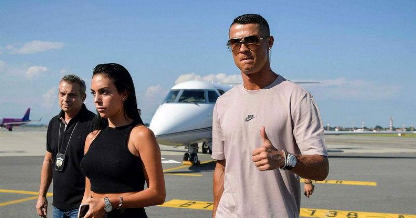 Jalani Tes Medis, Ronaldo Injakkan Kakinya di Turin