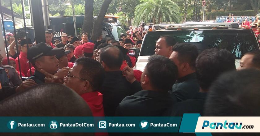 Massa PDIP Terlibat Kericuhan di Depan Kantor KPU