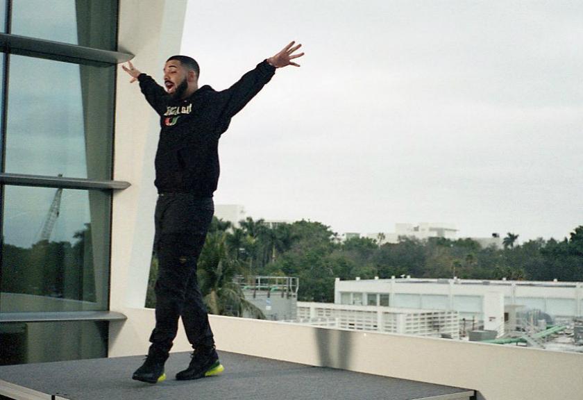 Promosi Single Anyar, Rapper Ini Bagi-bagi Uang Belasan Miliar