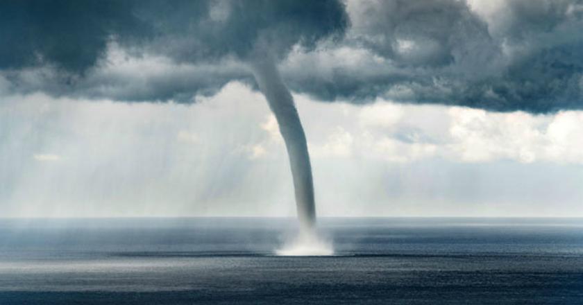 Melihat Tornado Laut Hitam yang Cantik nan Menakutkan