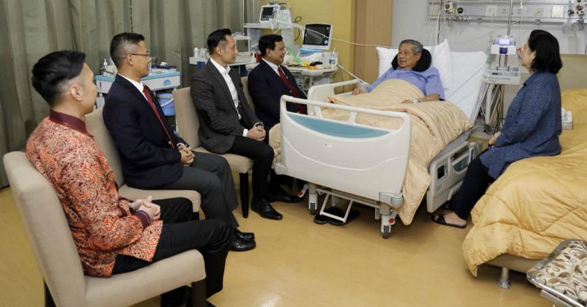 Mengintip Momen Mesra Prabowo dan AHY Saat Jenguk SBY