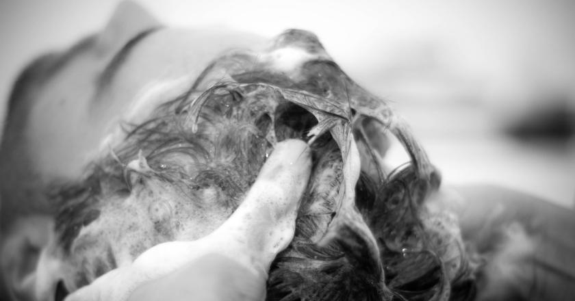 Sampo Terlalu Wangi dengan Busa Melimpah Berdampak Buruk Pada Kesehatan Kulit Kepala