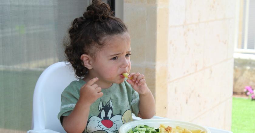 Mom, Cara Makan 'Finger Food' Bisa Melatih Motorik Bayi Lho...