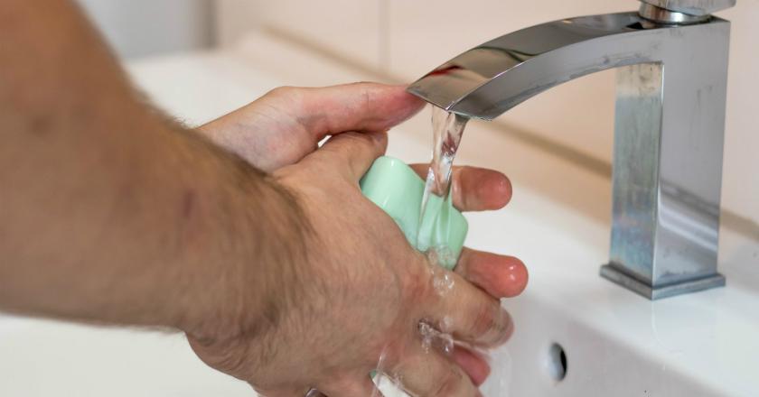 Setelah Cuci Tangan lebih Baik Keringkan dengan Tisu atau Hand Dryer?