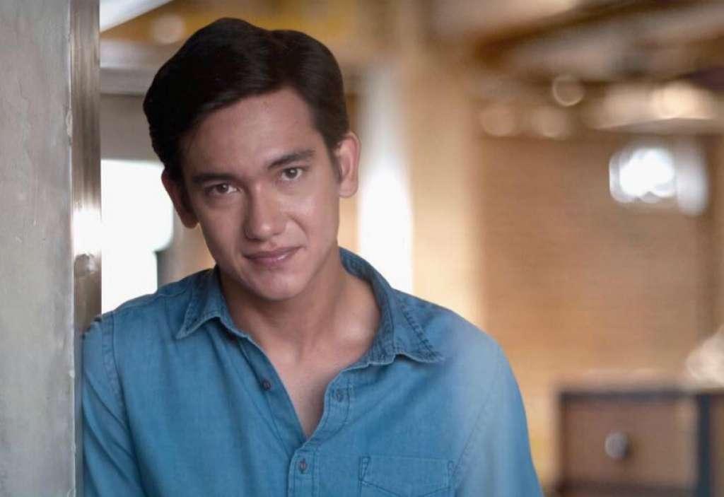 Liburan ke Yogyakarta, Adipati Dolken Takjub Lihat Keindahan Pantainya