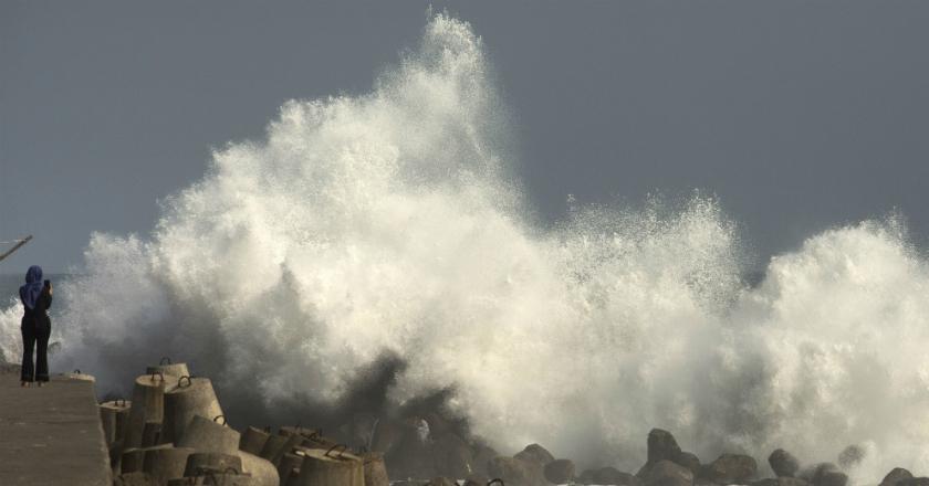 BMKG Ungkapkan Penyebab Gelombang Tinggi di Laut Selatan