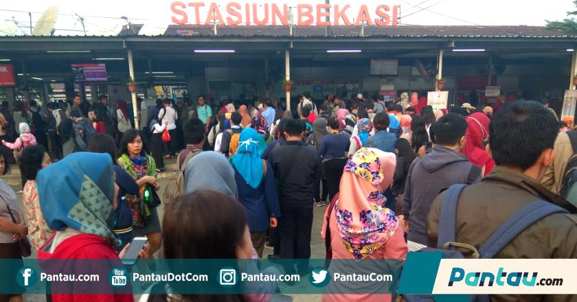 Tiket KRL Pakai Kertas, Antrean Penumpang Membludak di Stasiun Bekasi