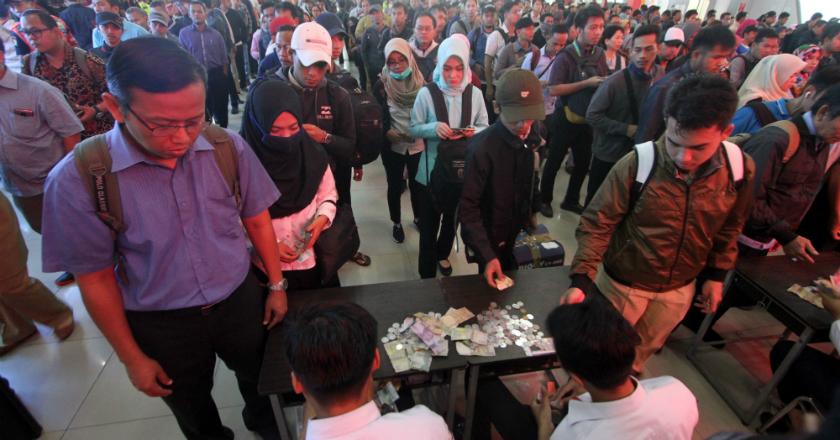 Tak Sanggup Antre dari Subuh, Penumpang KRL Pilih Kembali Pulang