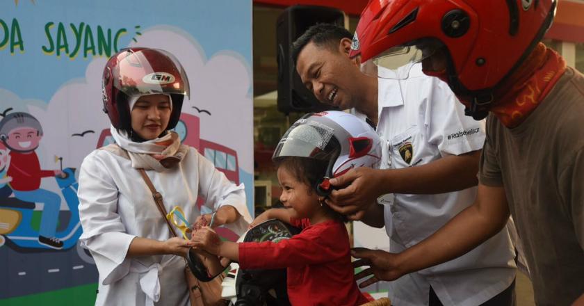 Peduli Keselamatan Anak, Pertamina Bagikan Helm Anak Gratis