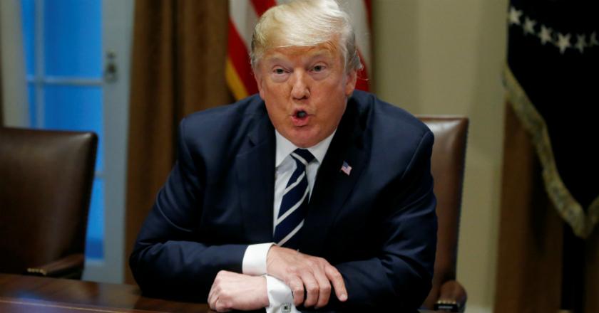Duh! Gunakan Baju Tahanan, Donald Trump Ditahan di San Francisco?