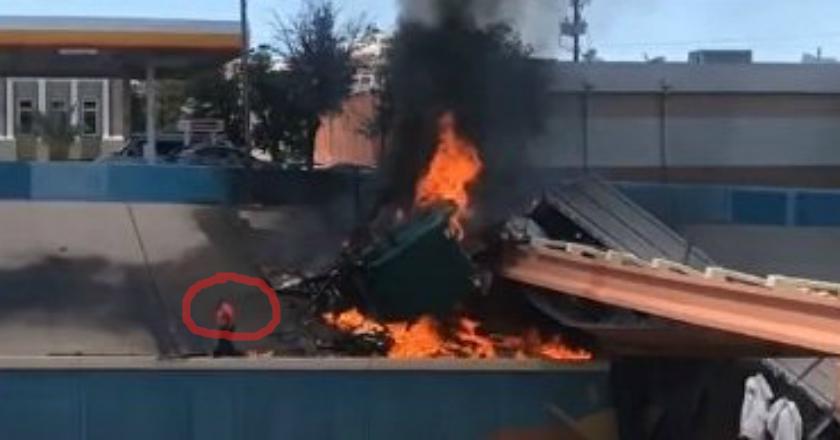 Bak Superhero, Pria Ini Jalan Santai di Antara Kobaran Api Sebuah Ledakan Truk