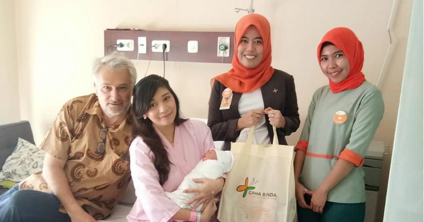 Baby Margaretha Melahirkan Anak Pertama Tanpa Bantuan Dokter