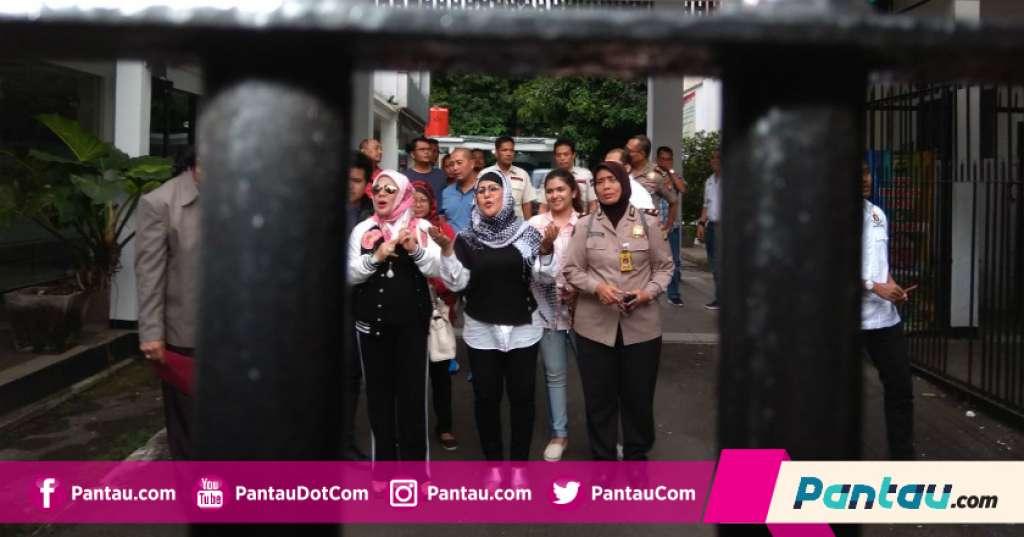 Akhirnya Elvy Sukaesih Hadiri Sidang, Dhawiya Tak Kuasa Menahan Air Mata