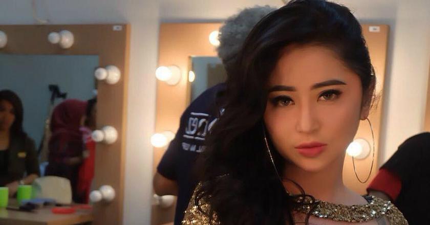 Sindir Meldi, Dewi Perssik Unggah Video Goyang Bareng Lebby