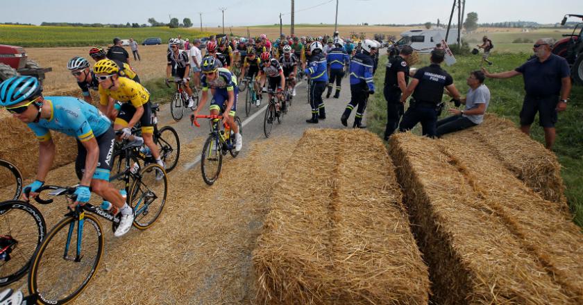 Duh, Demo Petani Hadang Para Peserta Balap Sepeda 'Tour de France'