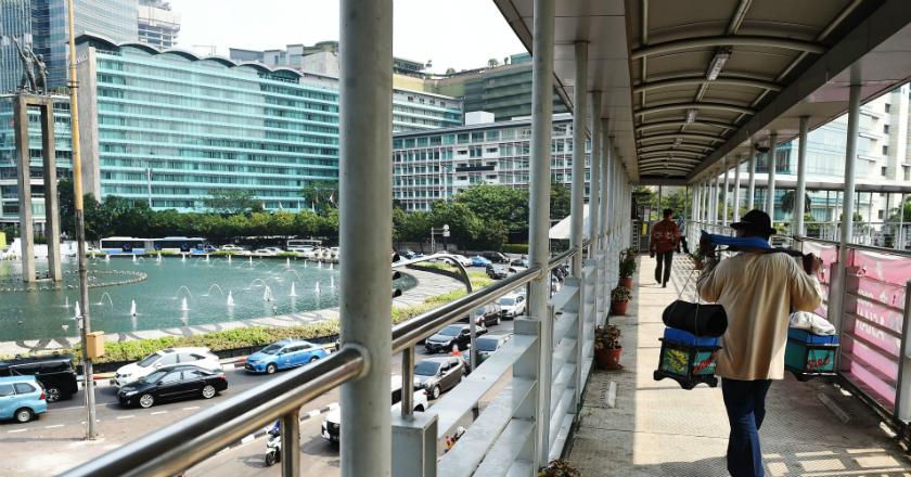 Bongkar JPO Bundaran HI, Sandiaga Pastikan Pelican Crossing Rampung Pekan Ini