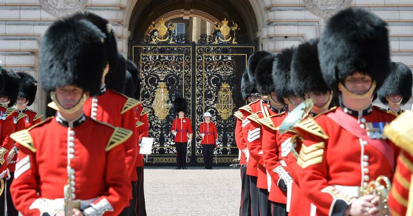 Viral! Tanpa Aba-aba, Wanita Ini Dihantam 'Queens Guard' hingga Terpelanting