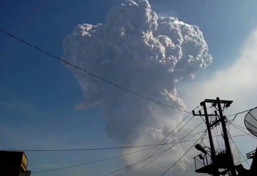 Gunung Sinabung Meletus Hebat, Abu Tebal Selimuti 5 Kecamatan