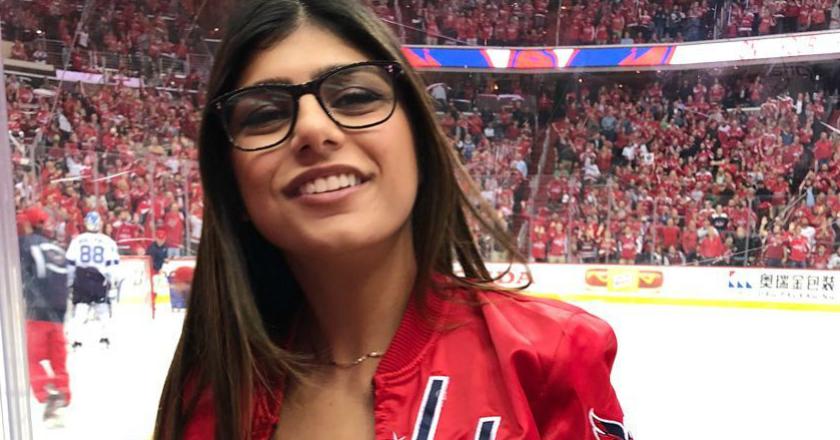 Waduh, Dada Implan Mia Khalifa Dihantam Bola Hoki